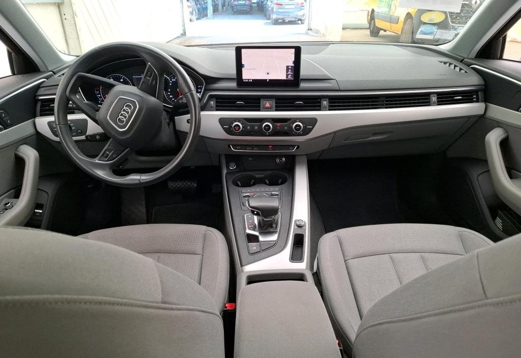 Audi A4 2019 5