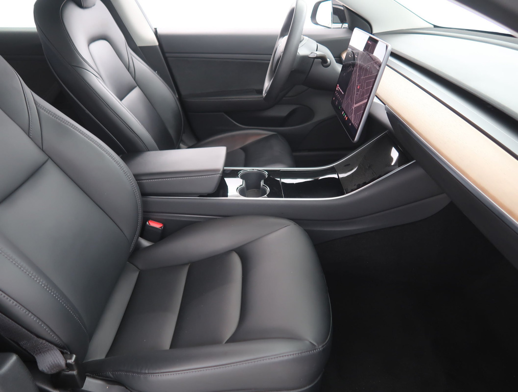 Tesla Model 3 2020 10
