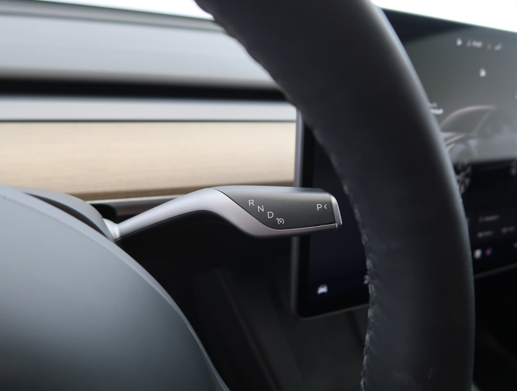 Tesla Model Y 4x4 2022 15