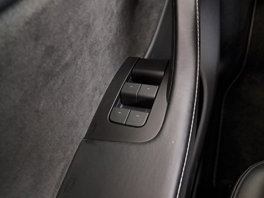Tesla Model Y 4x4 2023 23