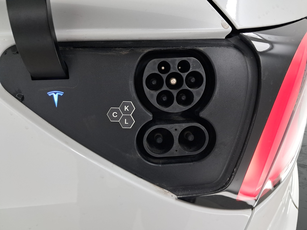 Tesla Model Y 4x4 2023 19