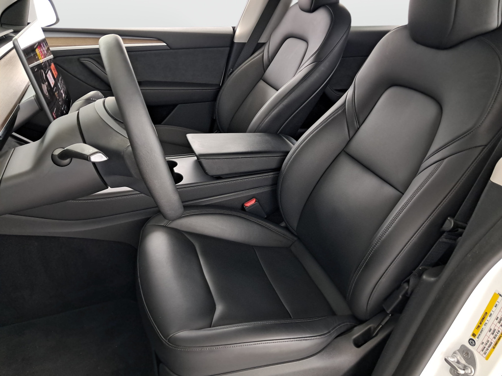 Tesla Model Y 4x4 2023 13