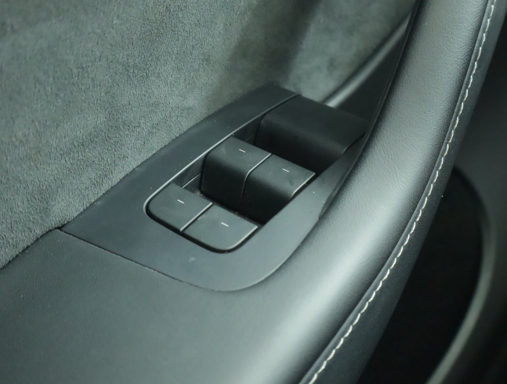 Tesla Model Y 4x4 2022 19