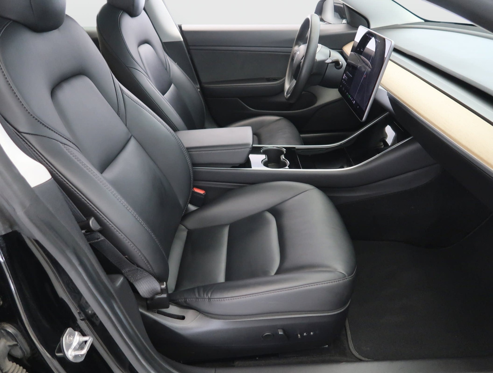 Tesla Model 3 2020 10