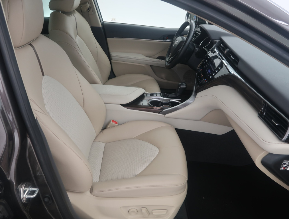 Toyota Camry 2.5 Hybrid 2019 10