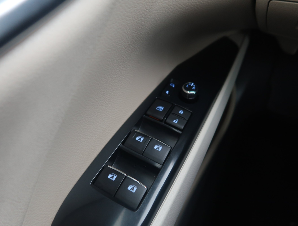 Toyota Camry 2.5 Hybrid 2019 18