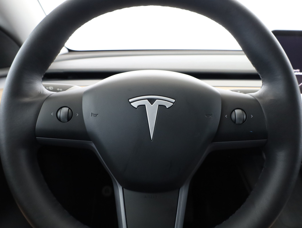 Tesla Model Y 4x4 2022 14