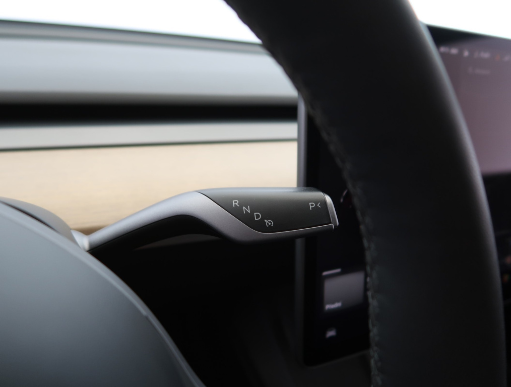 Tesla Model Y 4x4 2023 15