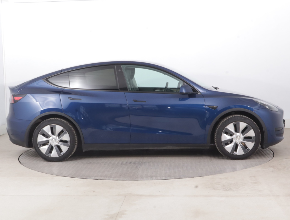 Tesla Model Y 2023 8