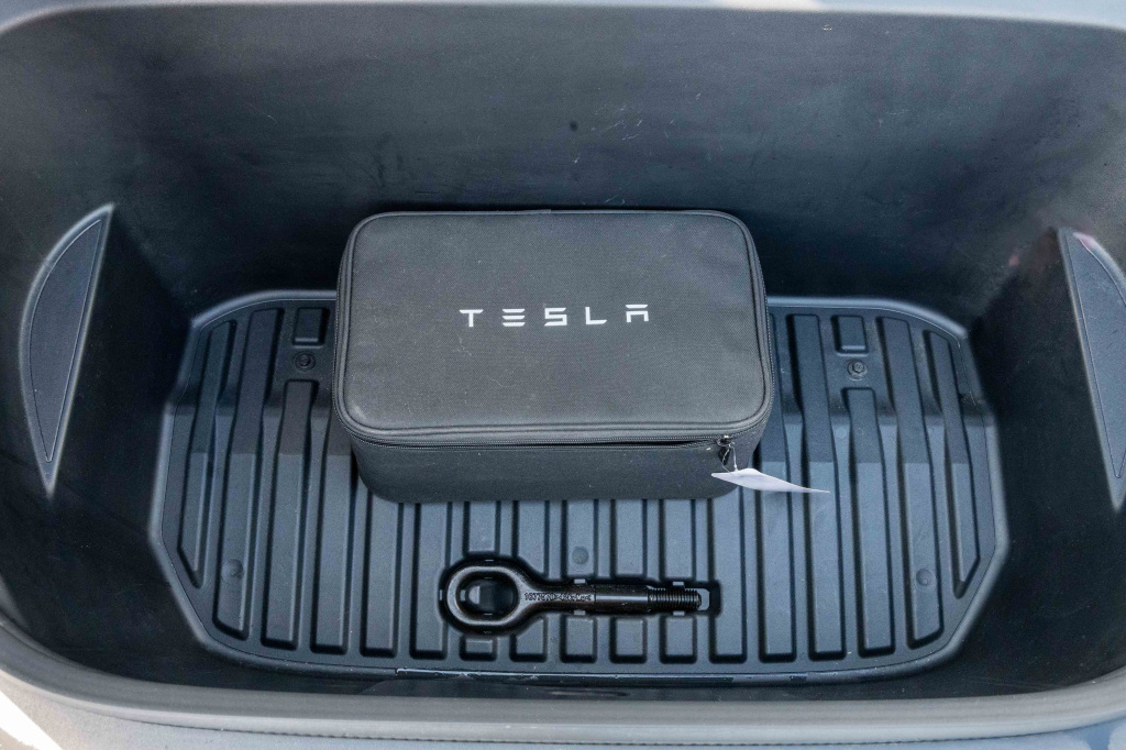 Tesla Model Y 2023 24