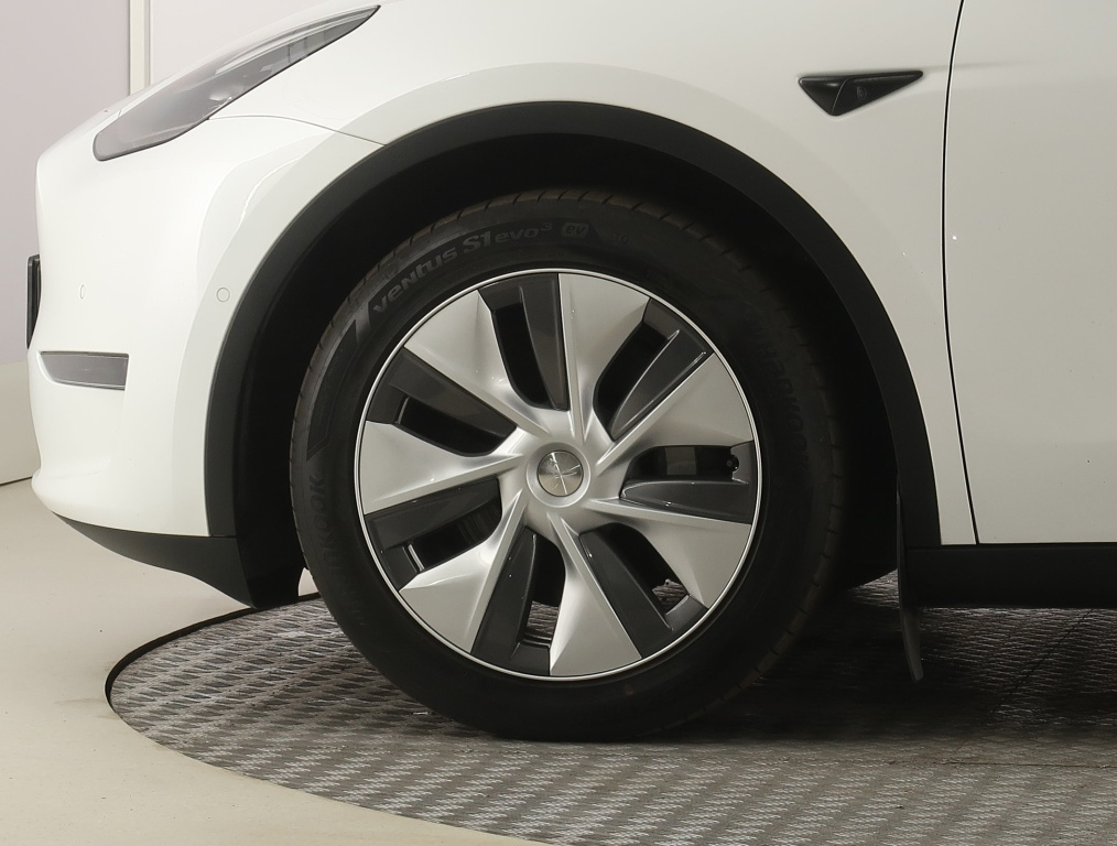 Tesla Model Y 4x4 2022 17