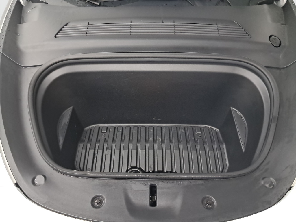 Tesla Model Y 4x4 2022 24