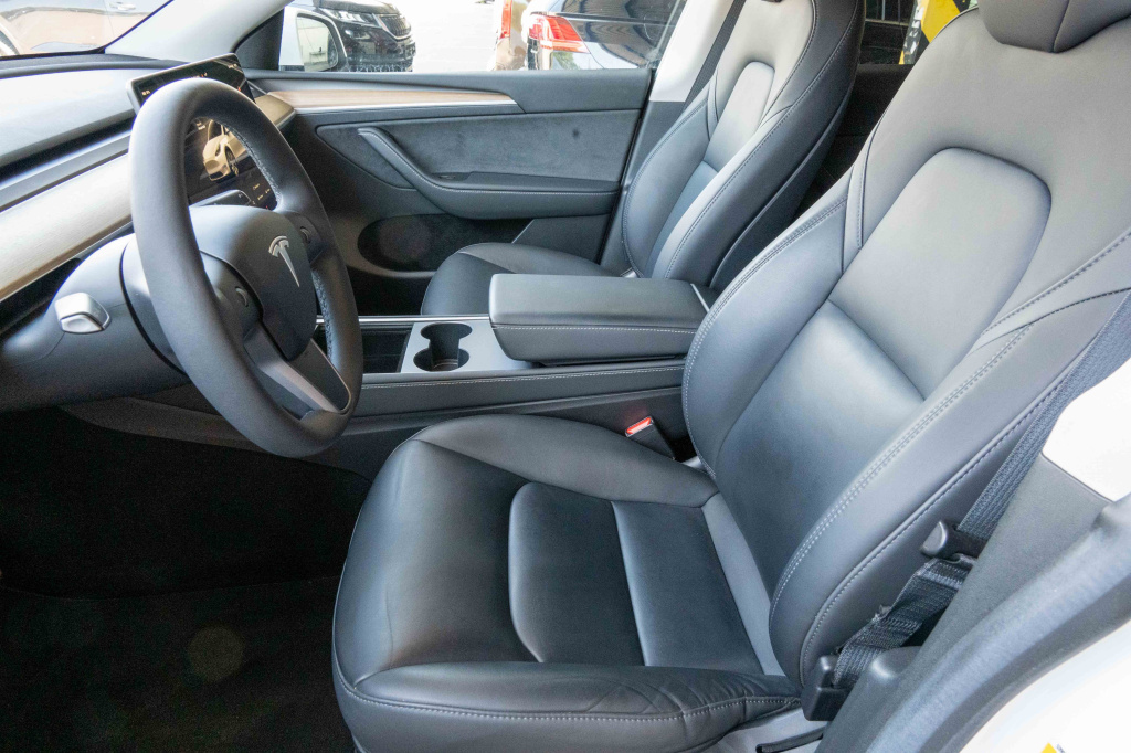 Tesla Model Y 4x4 2022 13