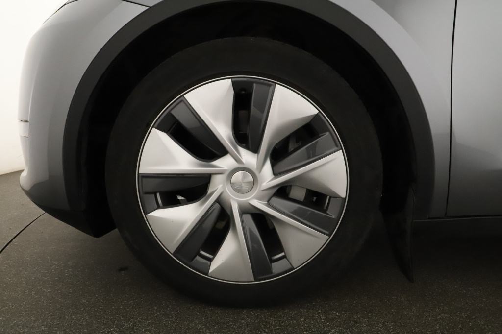Tesla Model Y 4x4 2023 17