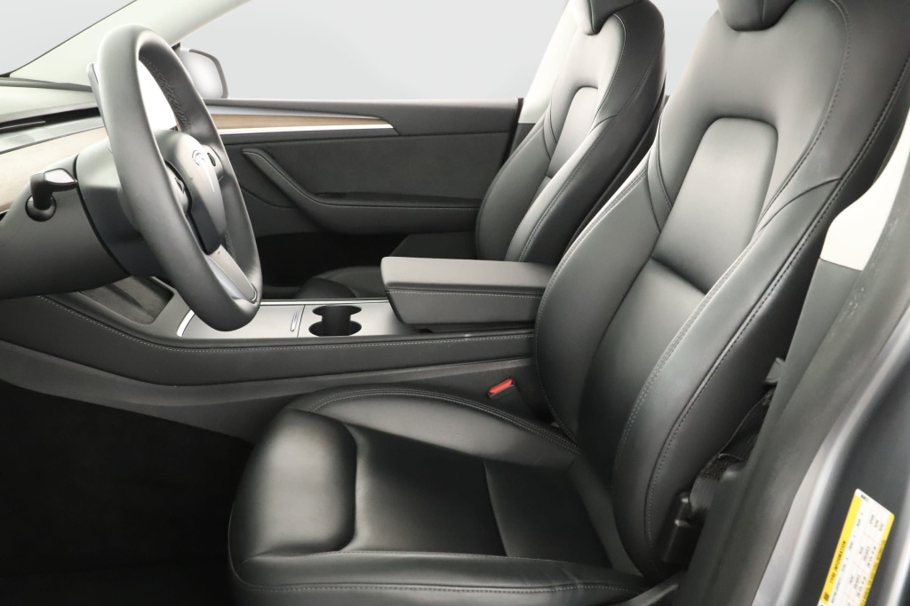 Tesla Model Y 4x4 2023 13