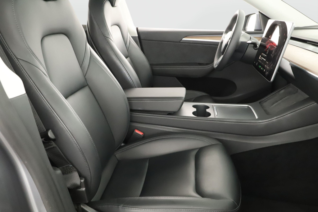 Tesla Model Y 4x4 2023 10