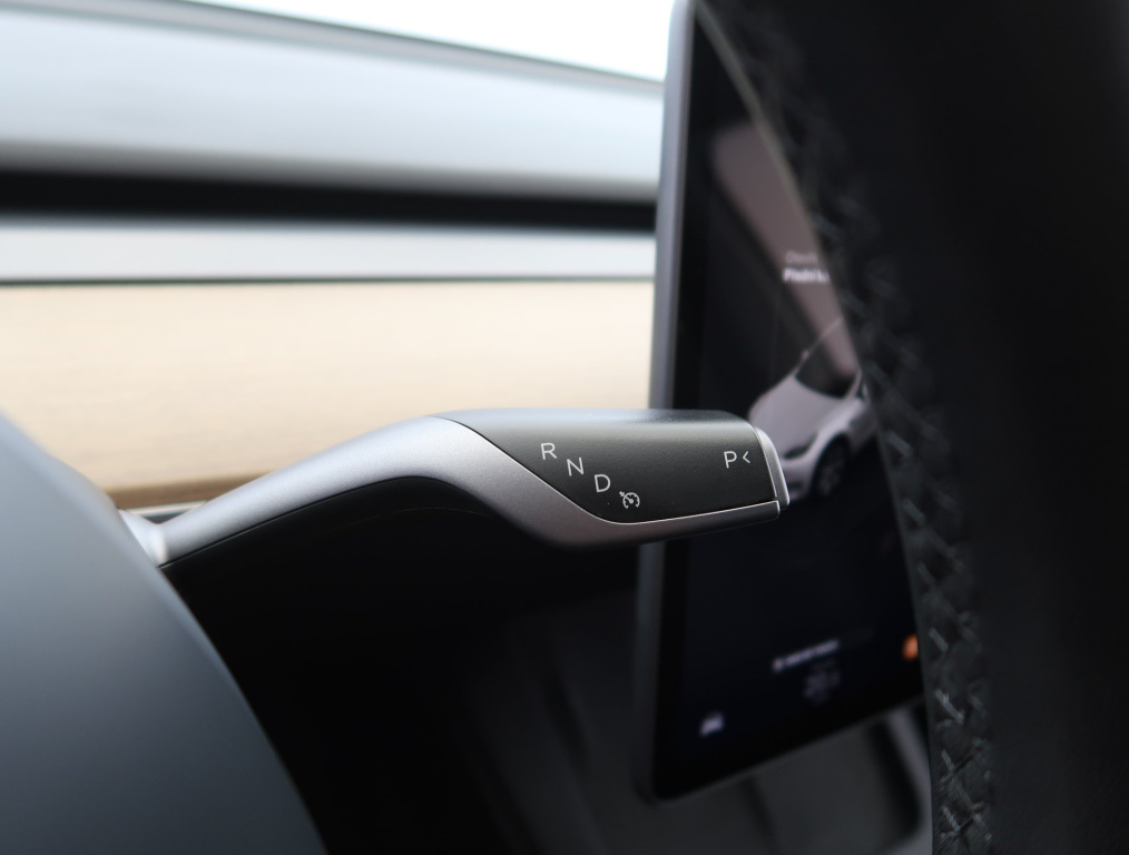 Tesla Model Y 4x4 2023 15