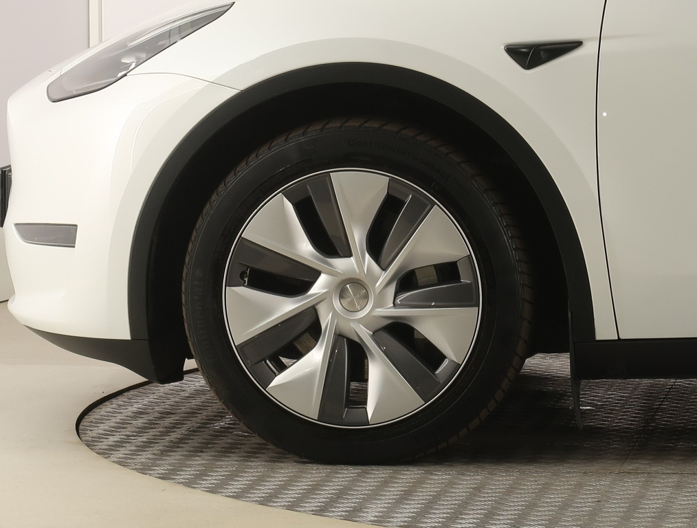 Tesla Model Y 4x4 2023 17