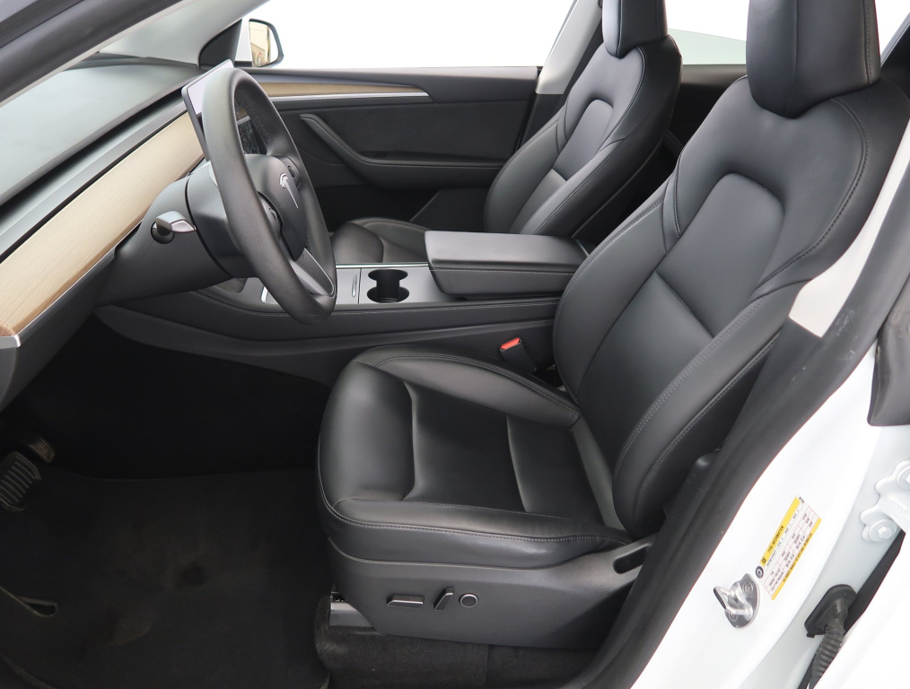 Tesla Model Y 4x4 2023 13