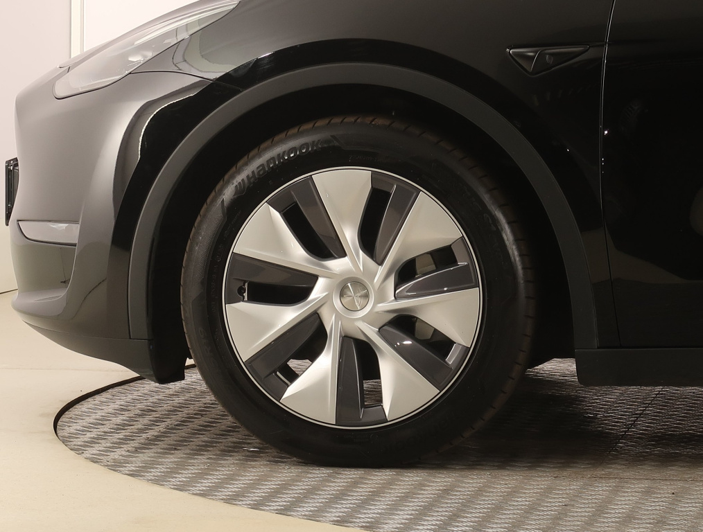 Tesla Model Y 4x4 2023 17