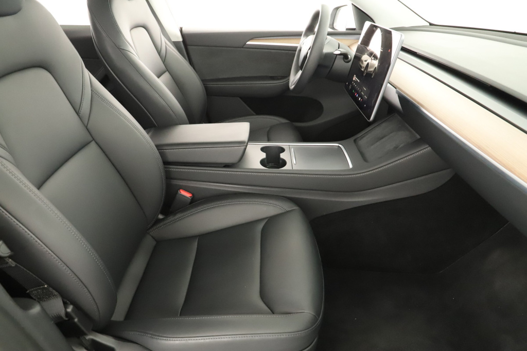 Tesla Model Y 4x4 2023 11
