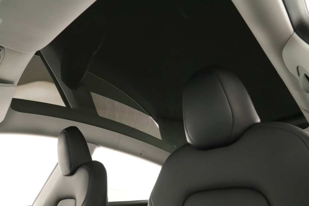 Tesla Model Y 4x4 2023 16