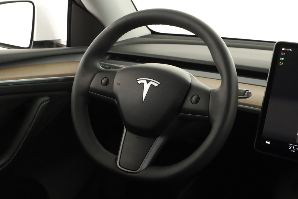 Tesla Model Y 4x4 2023 14