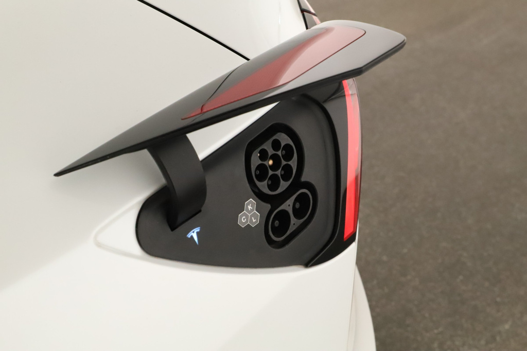 Tesla Model Y 4x4 2023 19
