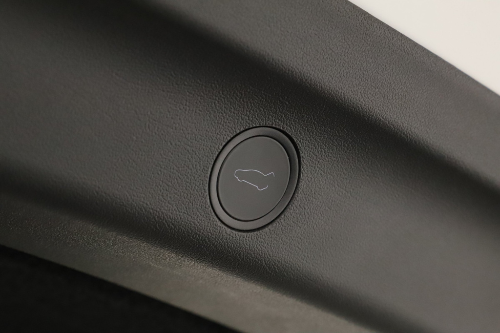 Tesla Model Y 4x4 2023 21