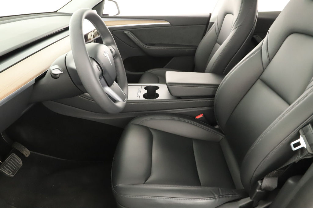 Tesla Model Y 4x4 2023 13