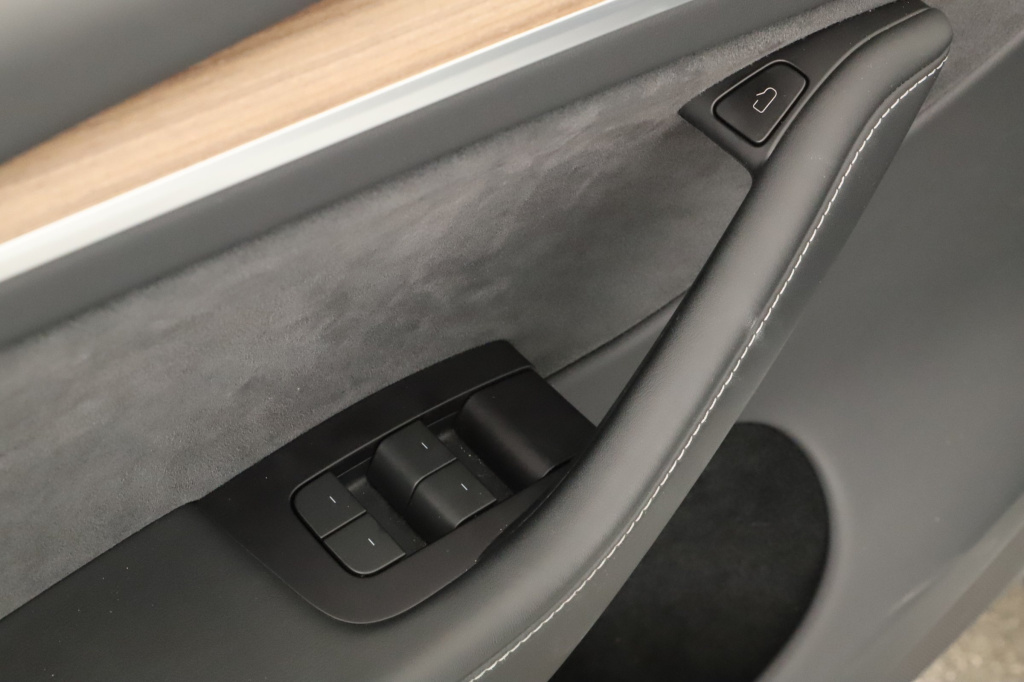 Tesla Model Y 4x4 2023 15