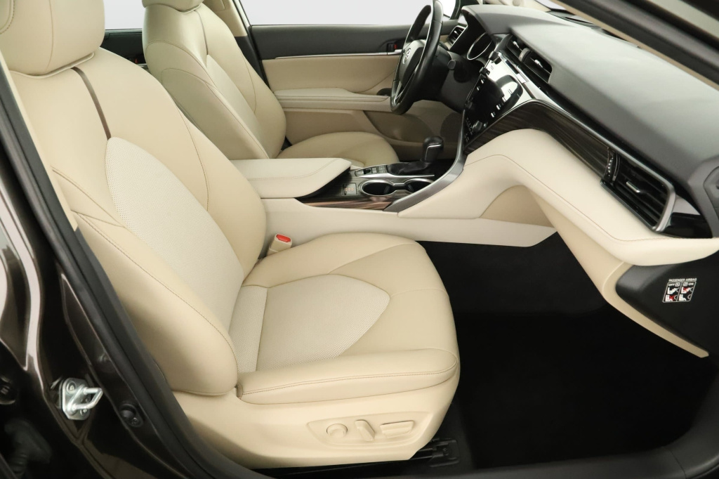 Toyota Camry 2.5 Hybrid 2020 10