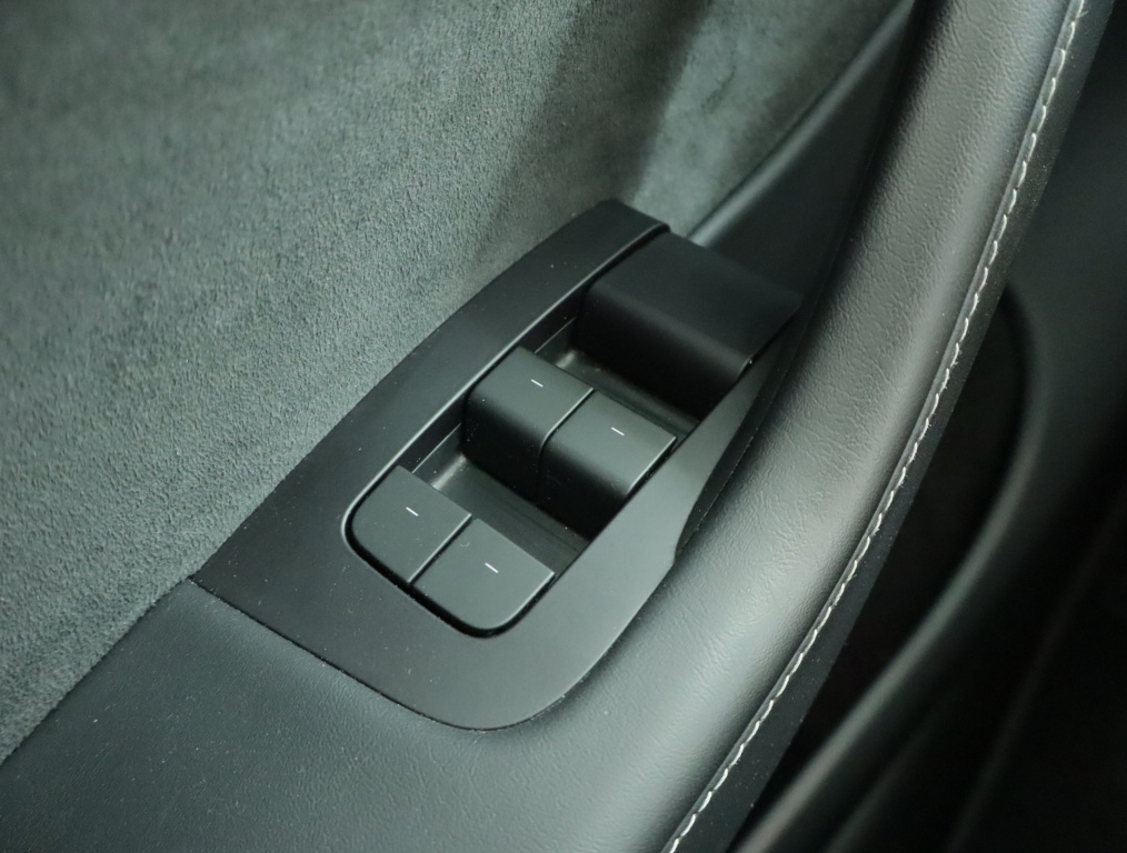 Tesla Model Y 4x4 2023 19