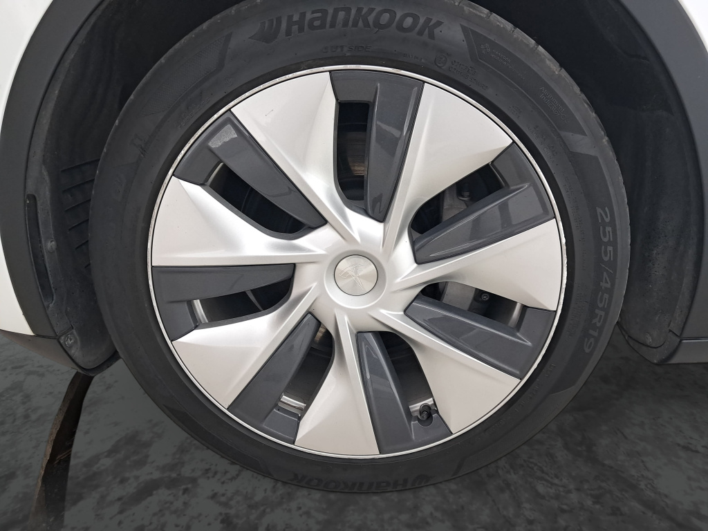 Tesla Model Y 4x4 2022 18