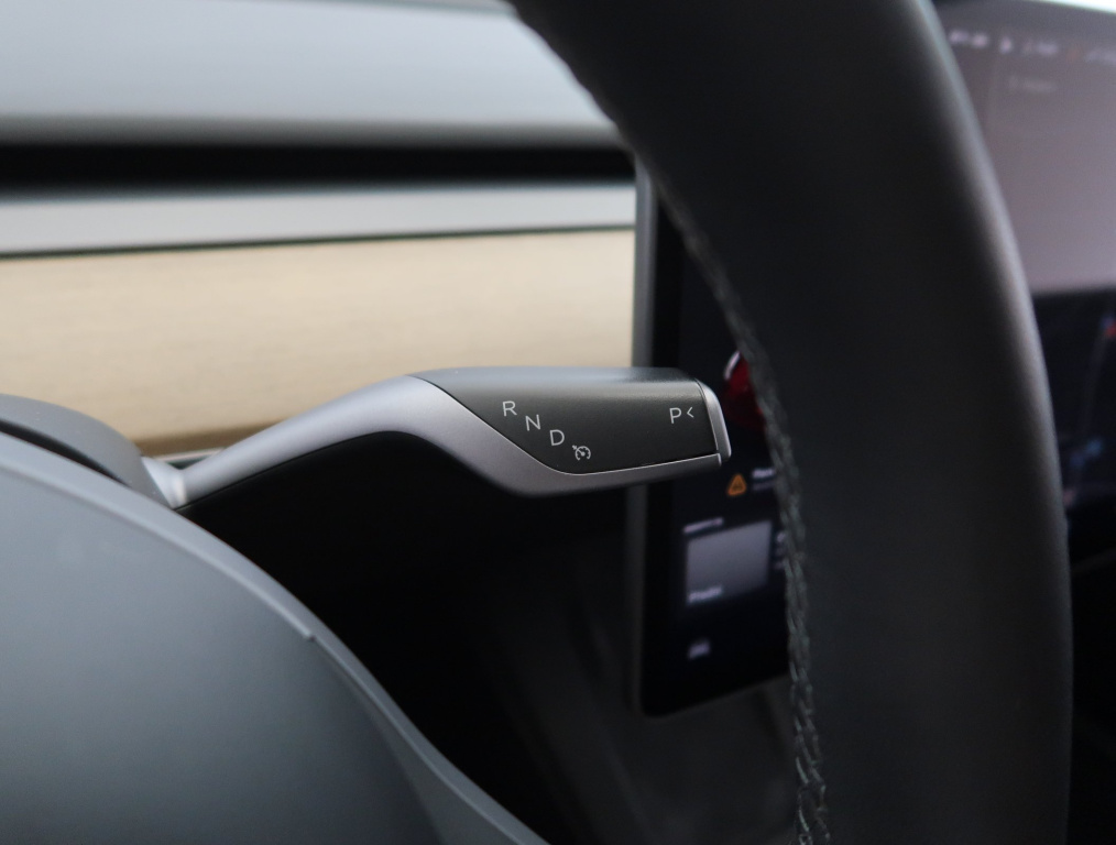 Tesla Model Y 4x4 2023 15