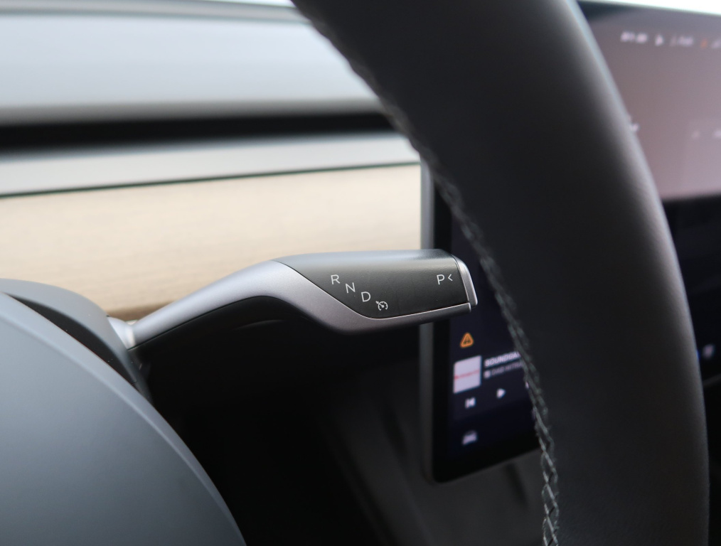 Tesla Model Y 4x4 2023 15
