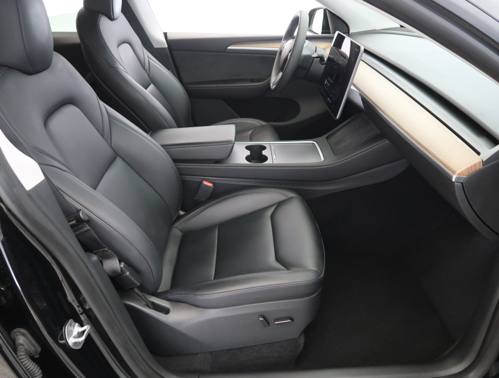 Tesla Model Y 4x4 2023 10