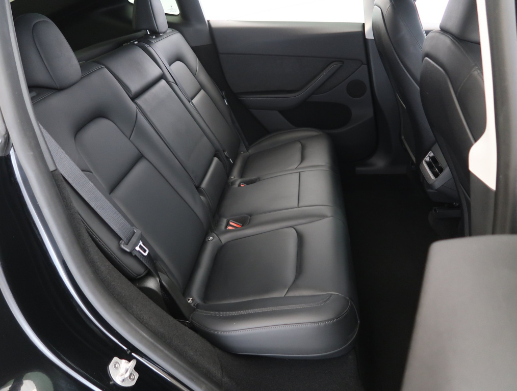 Tesla Model Y 4x4 2023 13