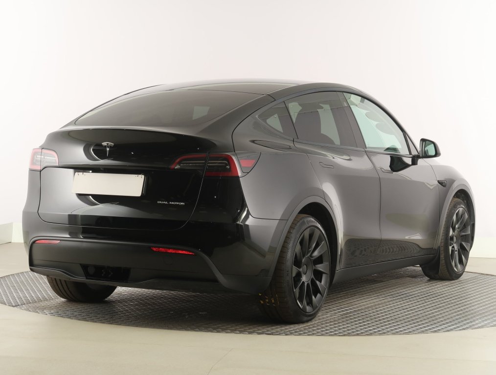 Tesla Model Y 4x4 2023 7