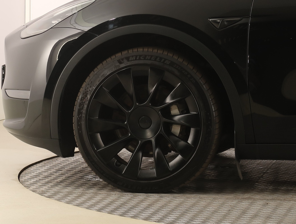 Tesla Model Y 4x4 2023 17