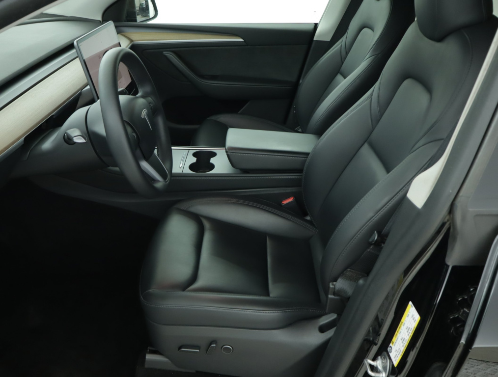 Tesla Model Y 4x4 2023 13