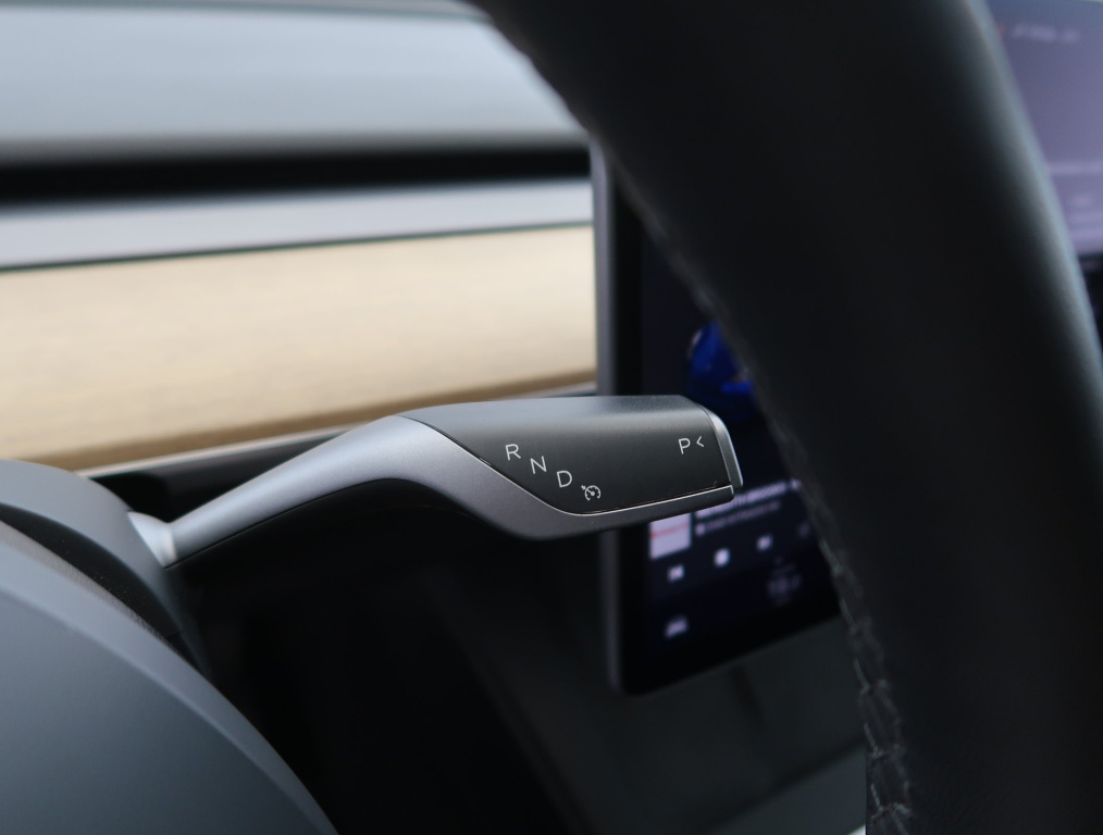 Tesla Model Y 4x4 2022 15