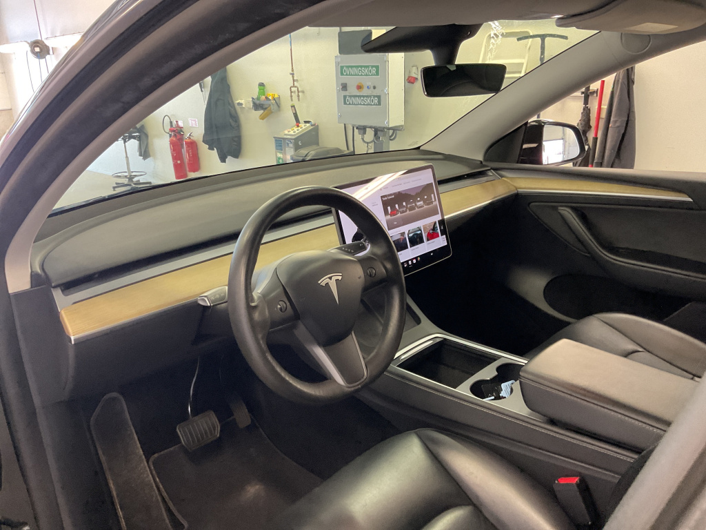 Tesla Model Y 2023 3