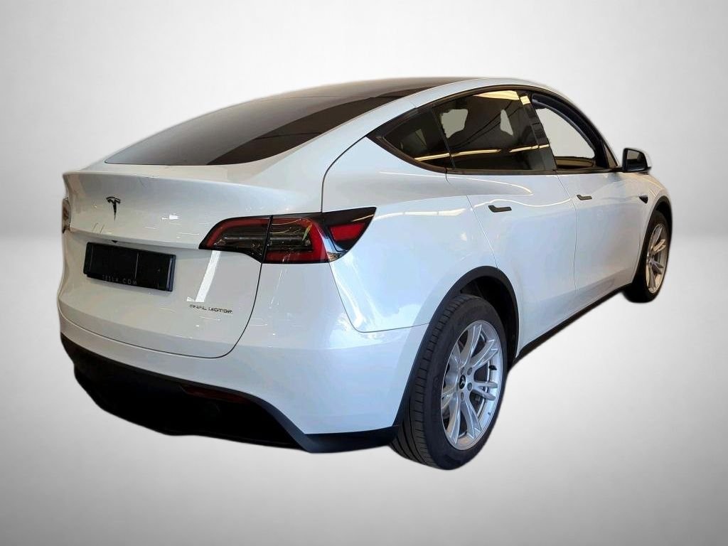 Tesla Model Y 4x4 2023 2