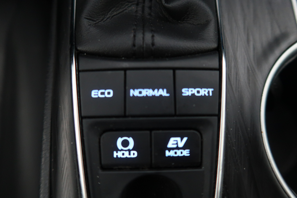 Toyota Camry 2.5 Hybrid 2022 24