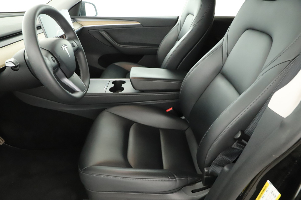 Tesla Model Y 4x4 2023 13
