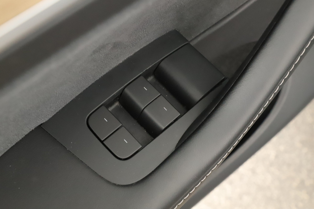 Tesla Model Y 4x4 2023 15