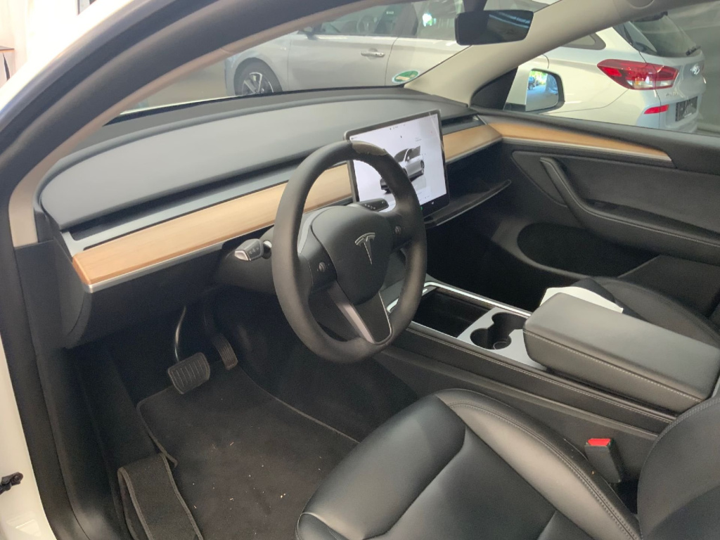 Tesla Model Y 4x4 2023 3