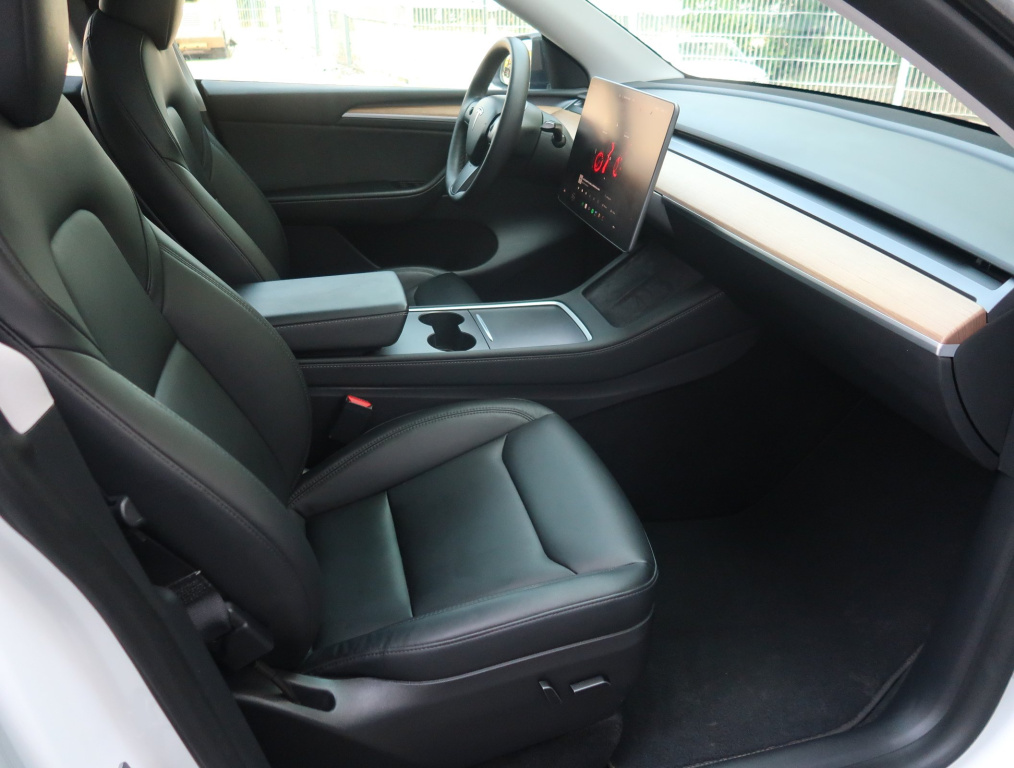 Tesla Model Y 4x4 2022 10