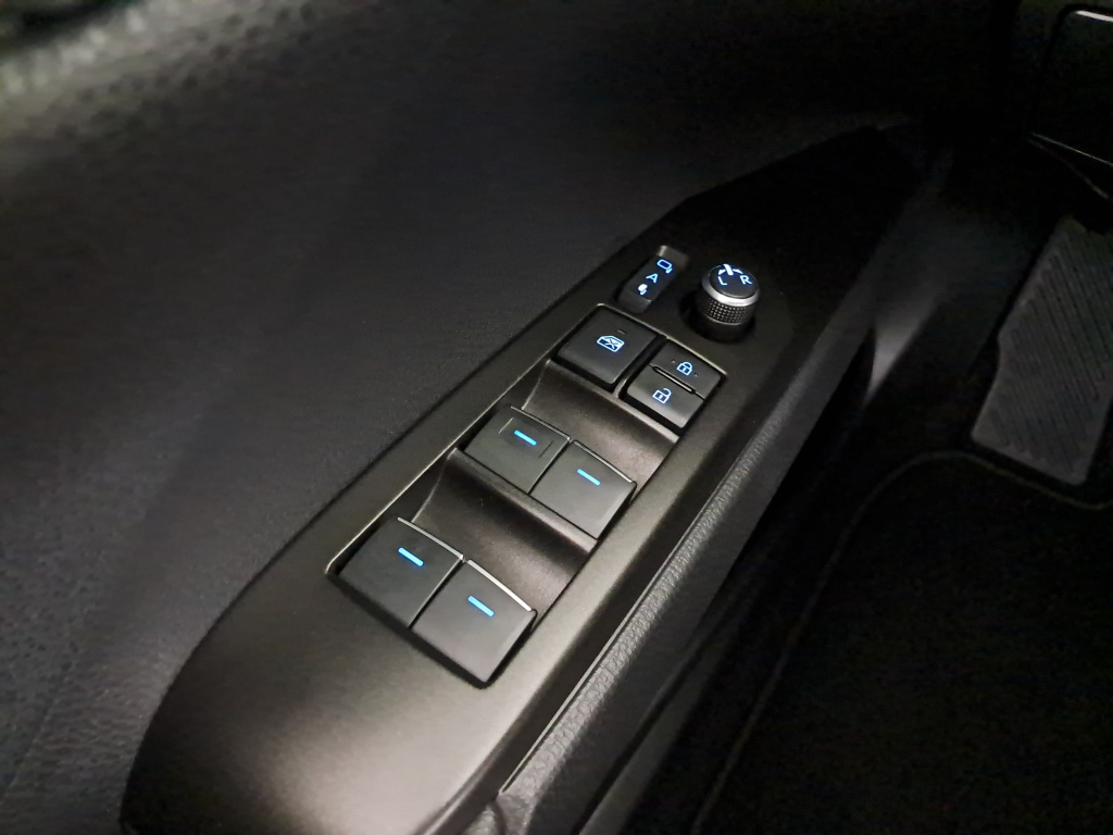 Toyota Camry 2.5 Hybrid 2023 19